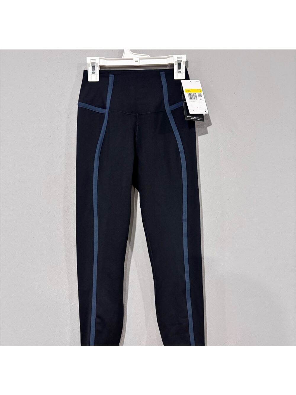 Nike Women's Black and Blue Leggings